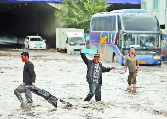 哈尔滨雨水积1米深 农民工捞车牌一天能赚4千元