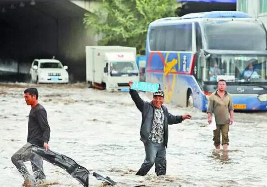 哈尔滨暴雨积水最深达1米 民工捞车牌1天赚4千