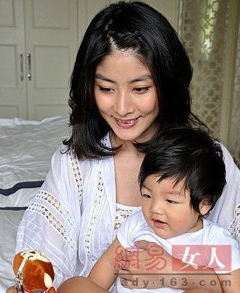 今年陈慧琳的大儿子刘升(虾饺仔)今年升K2转了去九龙塘St.Catherine's学校就读，学校平日会将学生在课堂上的生活照放上网给家 长看，其他班的同学都会看这些片段，但是陈慧琳不准学校将这些影像放上网络，因此虾饺仔所在的班级只能没有东西看。陈慧琳“禁摄令”一举引起了虾饺仔同班 同学家长的不满，几位家长联名投诉陈慧琳。（来源：网易女人）