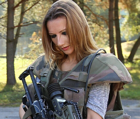 美女摄影师体验法军FELIN步兵作战系统