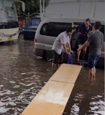 空姐水上走t台
