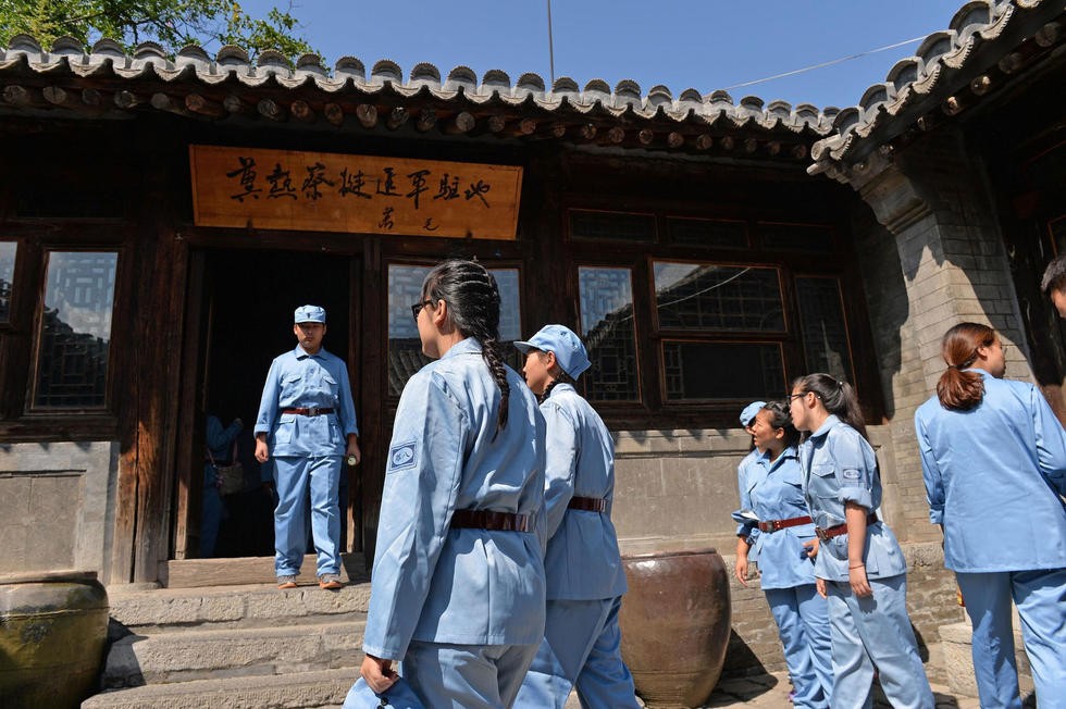 北京300名师生身穿八路军军装纪念抗战