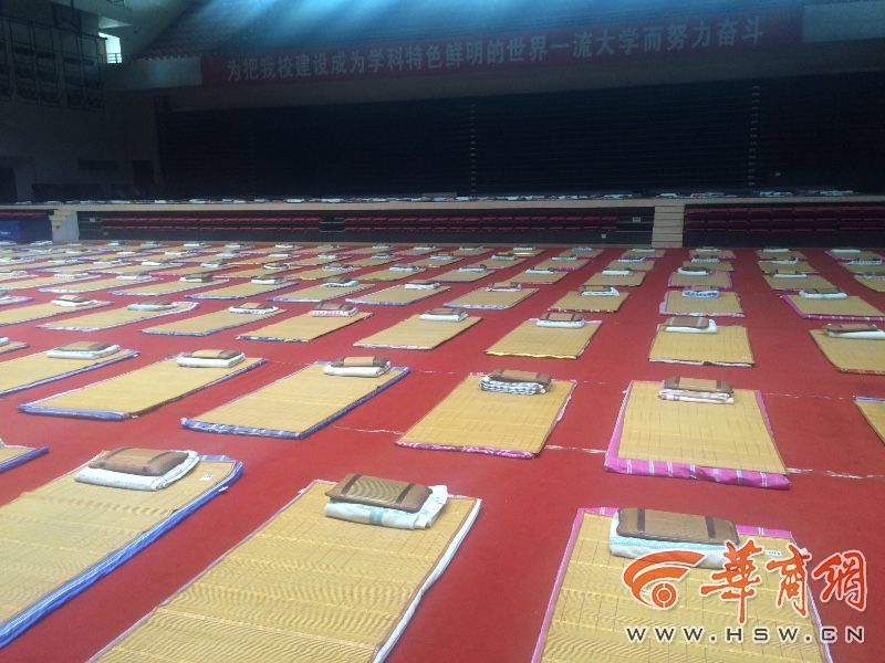 西工大设“免费地铺”服务送新生家长
