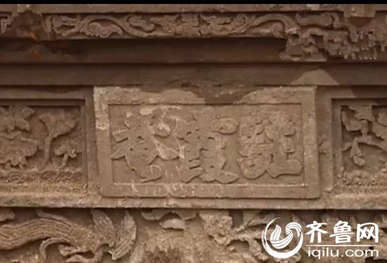 两个墓室门楣上雕刻着精美的图案(视频截图)