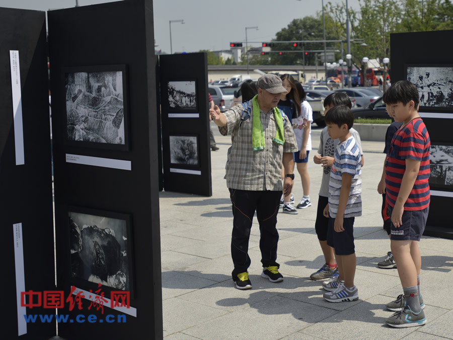 百余张抗日战争历史图片在首尔展出 韩国老人向孙辈讲述当