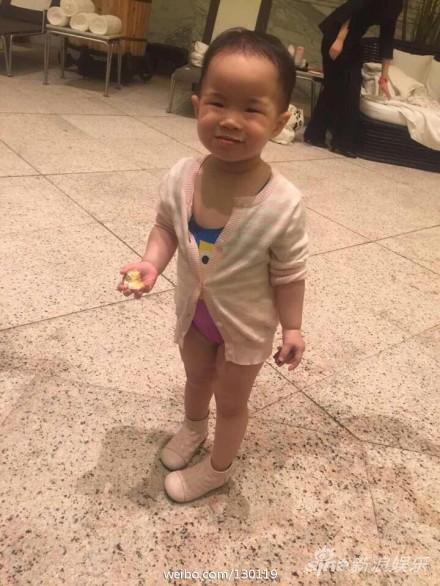 黄奕女儿和爸爸黄毅清完全是一个模子刻出来的