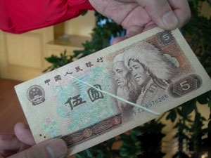 错版人民币头像睁一只眼闭一只眼 盘点稀奇古怪人民币