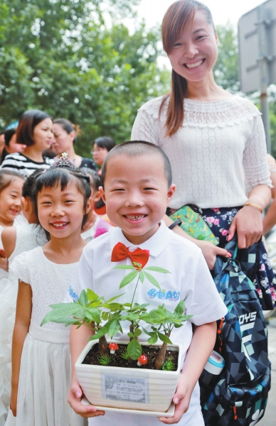 洛阳小学生入学走红毯 校方称营造生命至尊氛围