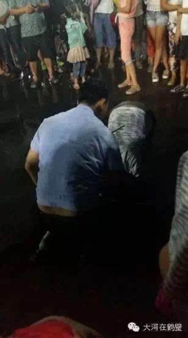 城管小贩街头对跪