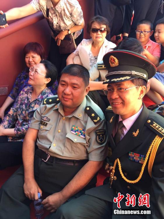 毛新宇少将亮相西一观礼台 群众纷纷合影