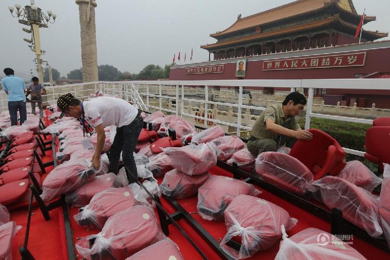 阅兵过后 工人拆卸天安门广场观礼台座椅