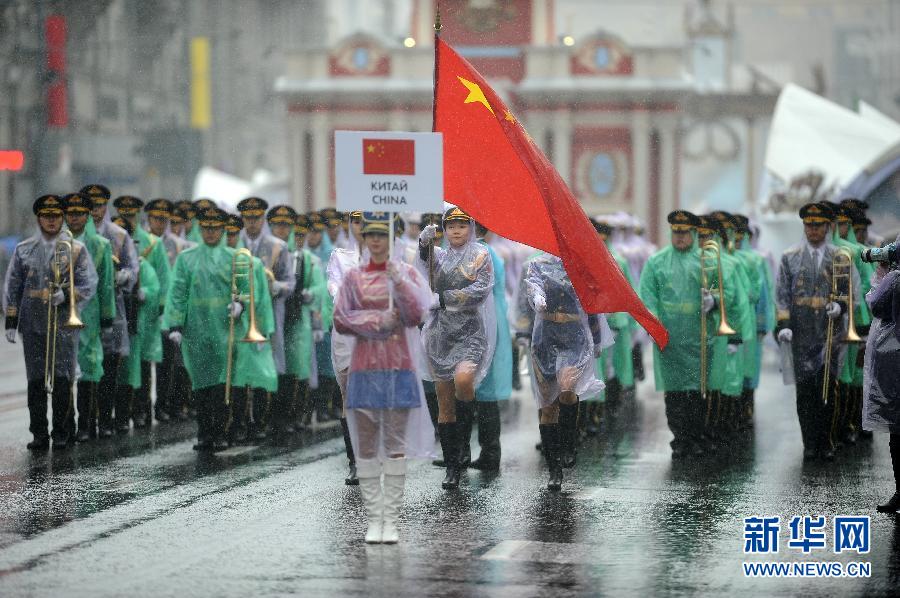 解放军女子仪仗队首次亮相莫斯科 穿雨衣冒雨行进