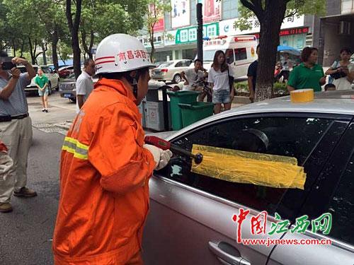 粗心妈妈下车后忘带钥匙 2岁儿子被锁车内|车钥