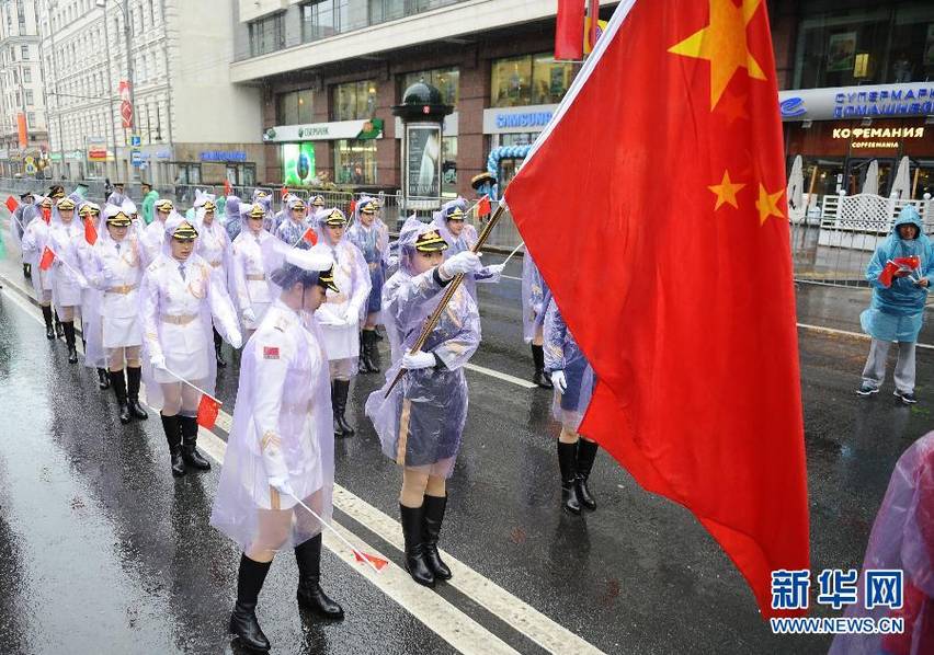 解放军女子仪仗队首次亮相莫斯科 穿雨衣冒雨行进