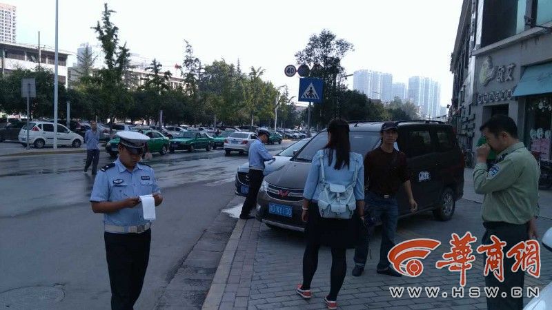 咸阳整治人行道违停 2小时贴条70余车
