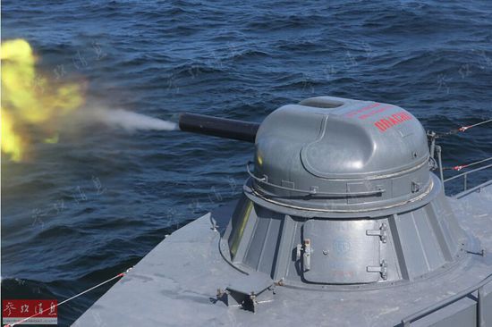 登陆艇舱内搭载的BTR-82A轮式装甲车。