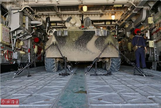 BTR-82A装甲车准备驶出登陆艇。