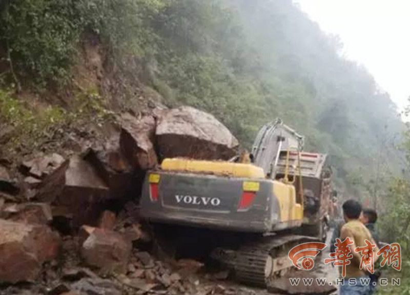 巨石砸中挖掘机 司机被卡驾驶室9小时获救