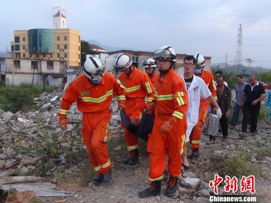 经过近一个小时的救援，被埋者被成功救出，抬上救护车送往医院救治。　周杨东 摄