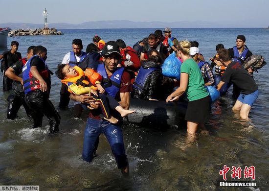 当地时间9月20日，仍然有大批的难民选择从海上偷渡到土耳其，超载的船只在海上漂泊，救援人员抛下绳索解救了这一船的难民，爬上岸的家长抱着自己孩子激动不已。