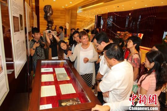 16件莫扎特珍品首次亮相中国，图为莫扎特基金会负责人在进行现场讲解 冒韪 摄