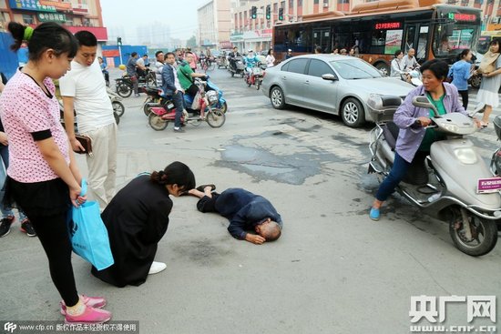 郑州街头老人倒地流血 市民拍照作证后搀扶(图)