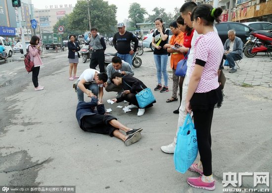 郑州街头老人倒地流血 市民拍照作证后搀扶(图)