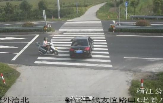 女子骑摩托玩手机被撞 低头族成马路杀手