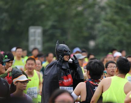 “蝙蝠侠”驾到，图片来自微博网友“相机的开关在哪里”。