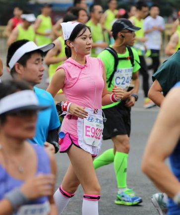 美女身着护士服参赛。
