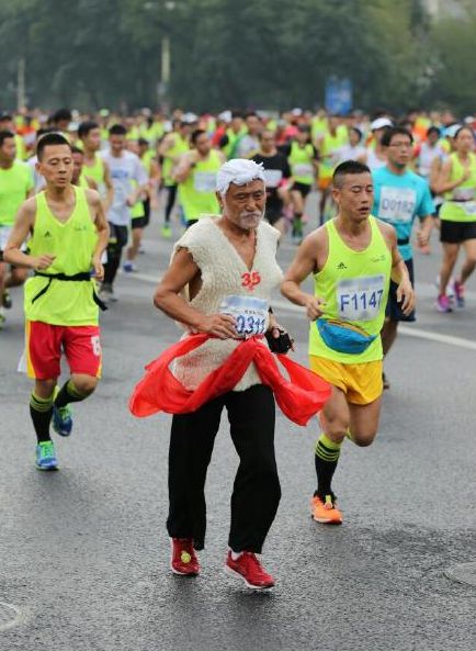 图为参赛选手身穿陕北特色服装。图片来自微博网友“相机的开关在哪里”。