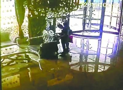 女子钱包被窃不愿警方立案 亲赴小偷老家劝归还