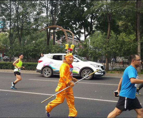 腾讯微博网友“weichuang”：北京马拉松赛，大师兄出现了。