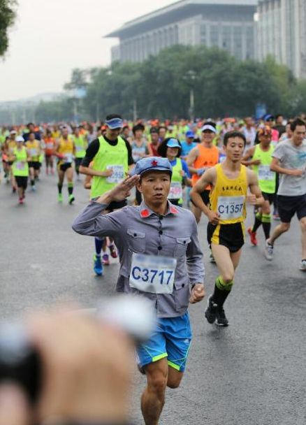 图为参赛选手，图片来自微博网友“相机的开关在哪里”。