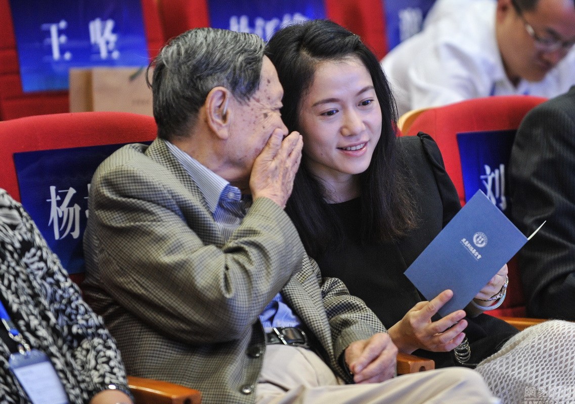 93岁杨振宁偕39岁夫人翁帆回家乡合肥