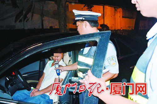 民警抓到醉驾人员