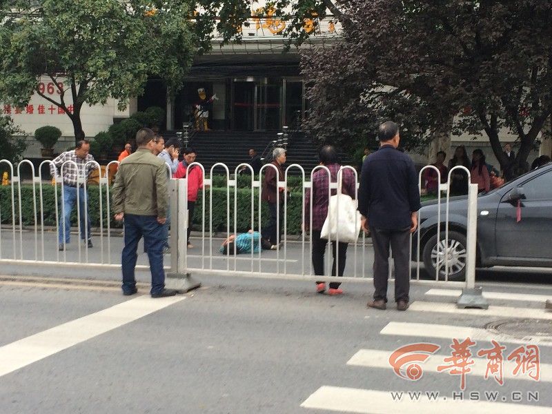 一老人欲进兴庆公园晨练 被汽车撞飞2米多