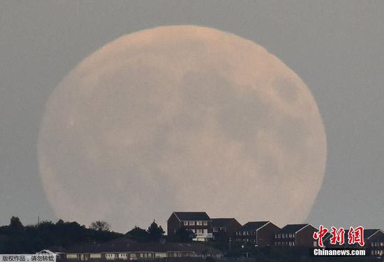 当地时间9月27日，英国南部城市布莱顿，一轮巨大的“超级血月”当空悬挂，美不胜收。