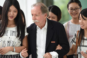 大学教授撞脸爱因斯坦