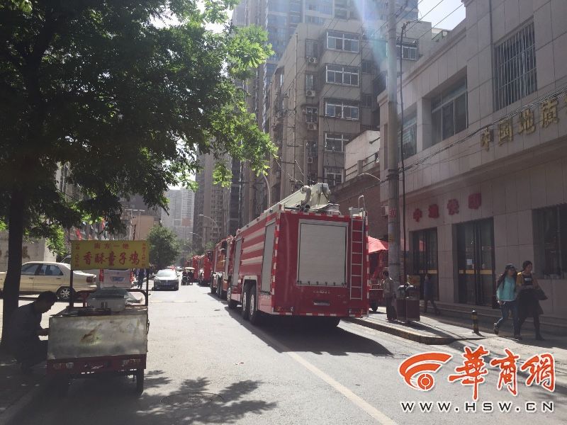 烟头引燃楼梯间旧沙发大话南门小区失火