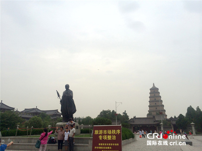 傍晚的西安大雁塔前 丝路使者玄奘雕塑前是游客合影必选地。台林珍摄