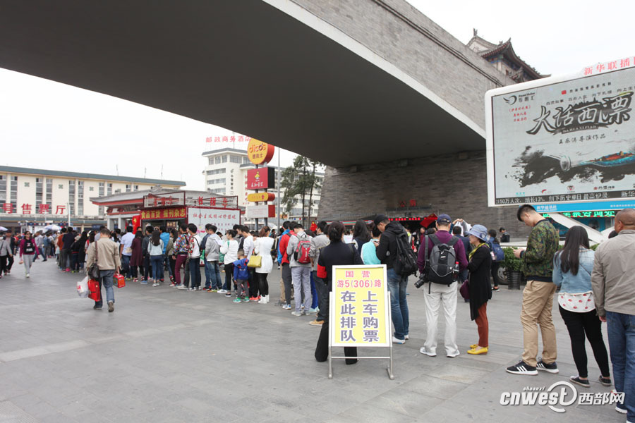 西安公交调70辆车增援游5 送1.7万游客去兵马俑【10】