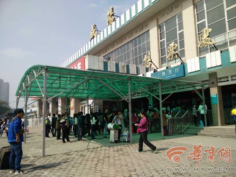 咸阳火车站迎来返程小高峰 乘客多为返校生