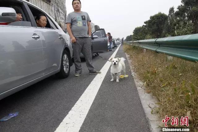 航拍回京拥堵高峰车辆如马蜂窝 各地高速都将开启拥堵模式