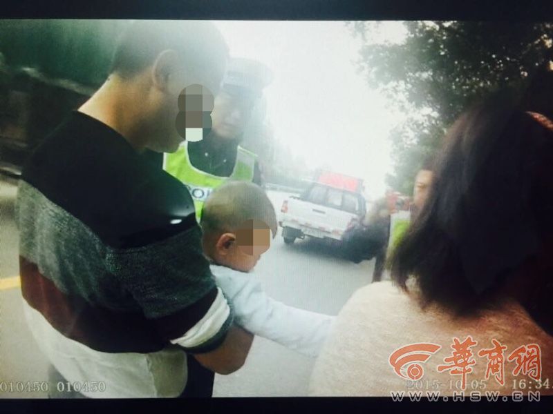 汉中夫妻自驾游高速路吵架 妻下车欲带孩子走回家