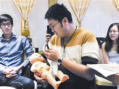 国内首个男德班仅两人报名 现场学习如何照顾婴儿