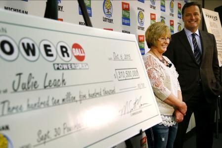 美国 女子中3.1亿美元 大奖 领奖姿势和中国彩民