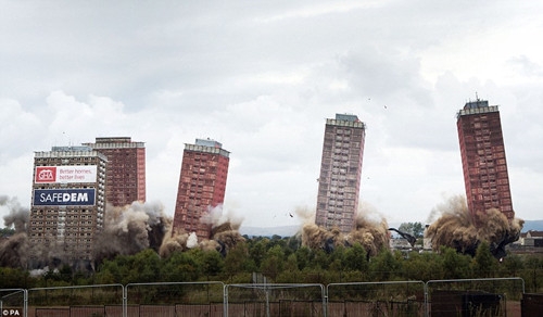  6栋楼被同时炸毁  7秒欧洲最高贫民窟瞬间夷为
