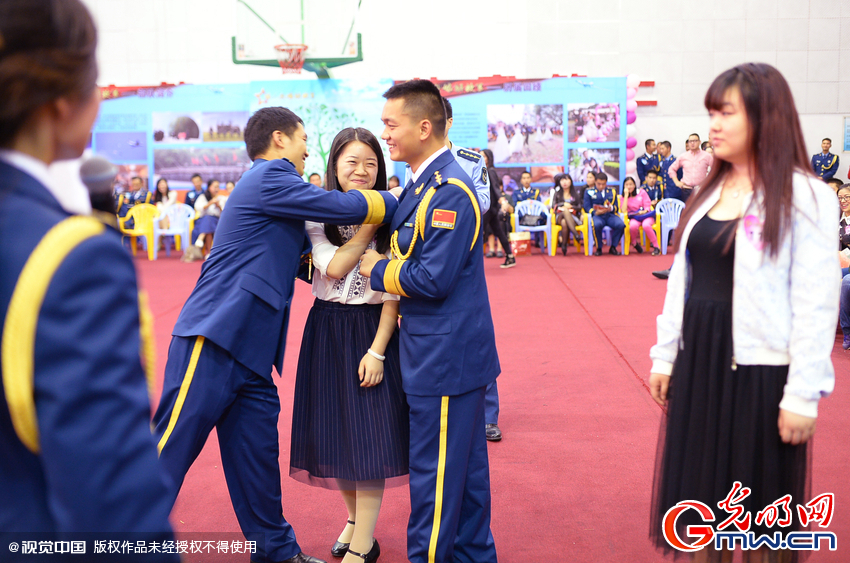 武汉：200多名女青年进军营觅姻缘 边吃饭边相亲