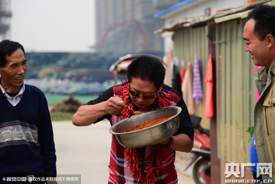 郑州一 男子 嗜 辣 如命 每天能 吃5斤辣椒 |吃辣椒